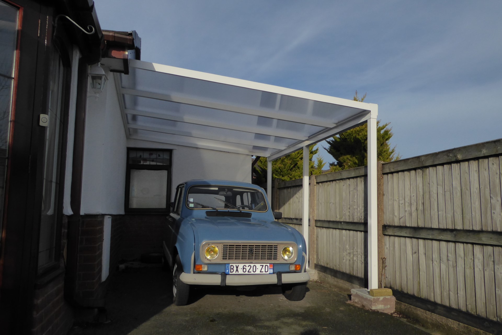 Kit Canopy protects a classic car from the elements